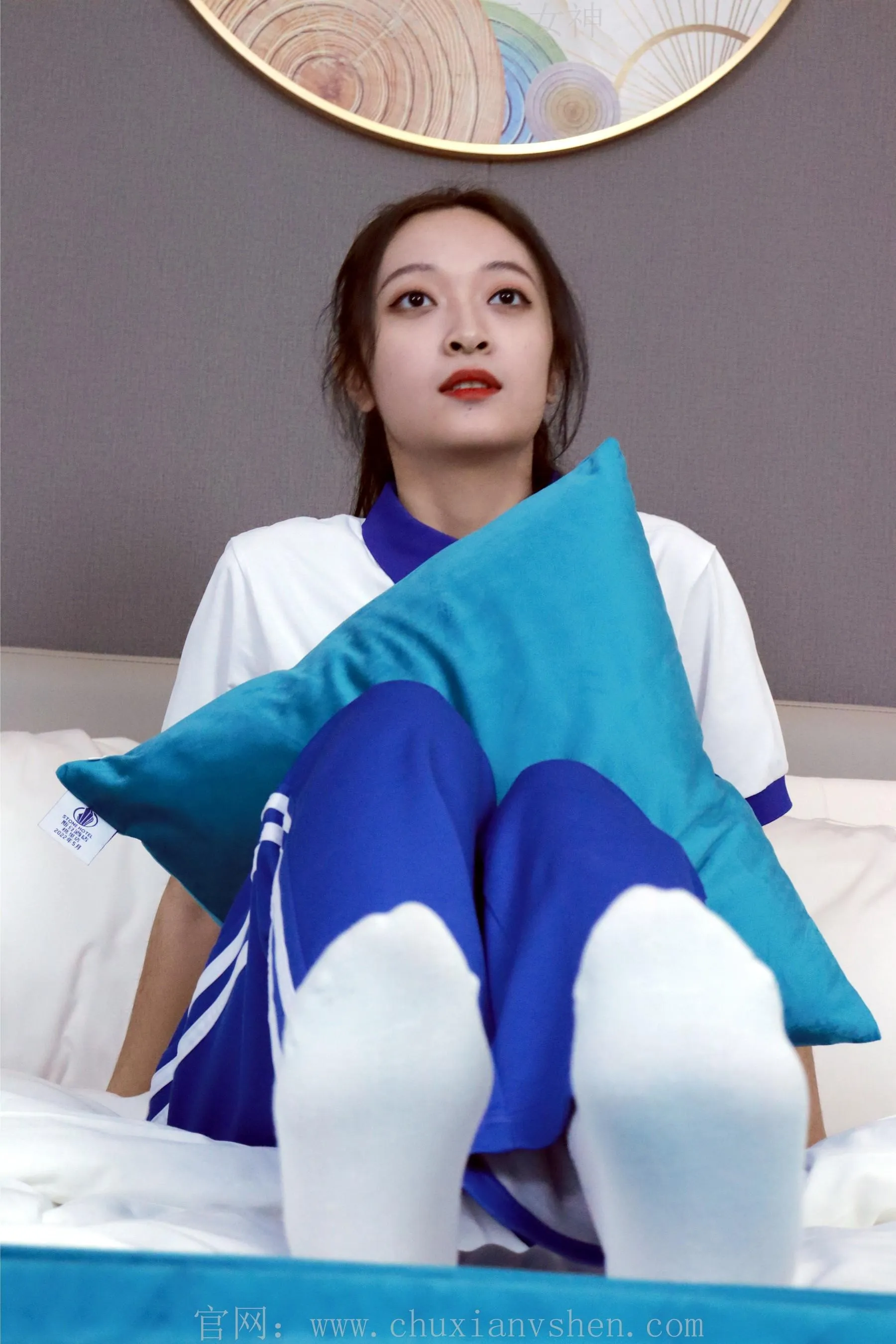 初夏女神 NO.001 依依校服搭配37码运动鞋拍摄 [126P]插图6